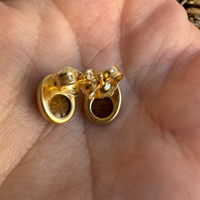 V I N T A G E// 1980s ode to ancient Egypt / 14k and carved tigers eye scarabs / post earrings